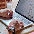 Reloj Invicta Aviator 33027 en uso con computador de oficina