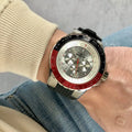 Reloj Invicta Aviator 33027 en la muñeca de un hombre